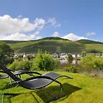 Moselufer * Zell an der Mosel